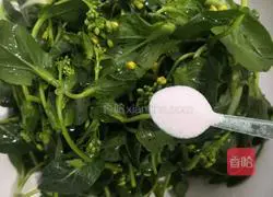 Illustration of how to make steamed rapeseed flower moss 4