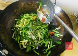 Illustration of how to make stir-fried leeks with tofu skin 5