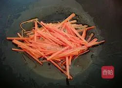 Illustration of how to make three shredded vegetables 3