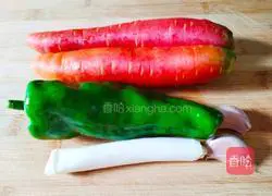 Illustration of how to make green pepper and carrot slices 1