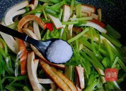 Illustration of how to make smoked and fried parsley 7