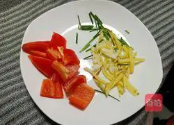 Illustration of how to make fried lotus root slices with snow peas 3