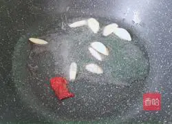 Illustration of how to make shredded bamboo shoots and pickled vegetables and stir-fry fragrant and dried 6