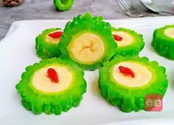 Illustration of how to make banana bitter melon rolls 8