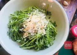 Illustration of how to make steamed chrysanthemum chrysanthemum mixed with soy sauce 2