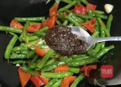 Illustration of how to cook long beans with red pepper and sauce 11