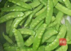 Illustration of how to make fried snow peas 4