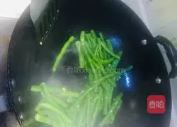 Stir-fried green beans with shredded green and red peppers (Peerless Double Peppers vs Green Forest Heroes) Practice illustration 6