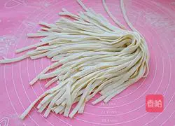 Illustration of how to make noodles with scallion oil 9