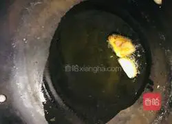 Illustration of how to stir-fry lettuce and lettuce leaves 3