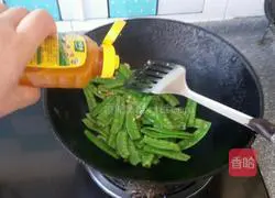 Illustration of how to make garlic snow peas 5