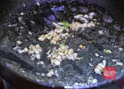 Illustration of how to make fried pork slices with lotus root and celery 5