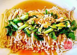 Illustration of how to mix garlic sprouts with enoki mushrooms 7