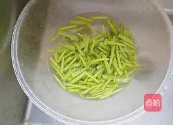 Illustration of how to make stir-fried water spinach 3