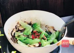 Illustration of how to stir-fry mushrooms with lettuce 9