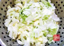 Illustration of how to make hand-shredded cabbage 2