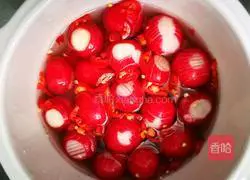 Illustration of how to make radish with osmanthus honey juice 4