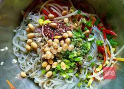 Illustration of how to mix soybean sprouts with vermicelli 9