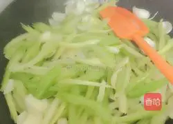 Illustration of how to stir-fry cashews with celery and lily 5