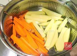 Illustration of how to cook carrots and potatoes with asparagus and steamed in sauce 4