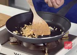 Illustration of how to make pepper and preserved eggs 4