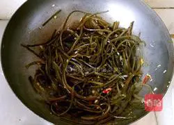 Illustration of how to make spicy fried kelp 4