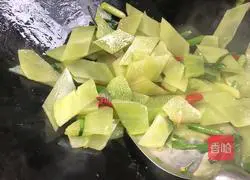 Illustration of how to stir-fry lettuce with garlic sprouts 4