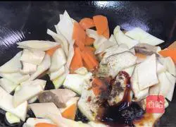 Illustration of how to stir-fry king oyster mushrooms with carrots 7
