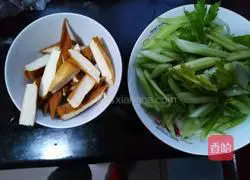 Illustration of how to make fried and dried celery 1