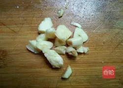 Illustration of how to stir-fry pork with celery and bean sprouts 2