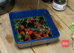 Illustration of how to make steamed wolfberry radish strips 7