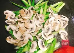 Illustration of how to stir-fry asparagus and mushrooms 7