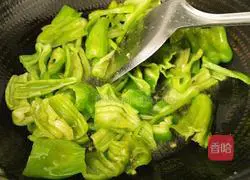 Illustration of how to stir-fry green beans with green pepper 8