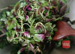 Illustration of how to make garlic red amaranth 3