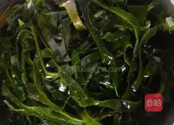 Illustration of how to make cold kelp shreds 1