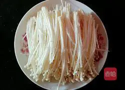 Illustration of how to make cucumber mixed with enoki mushrooms 2