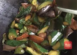 Illustration of how to cook eggplant with green pepper and cucumber 5