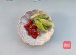Illustration of how to stir-fry celery and yuba 3
