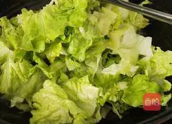 Illustration of how to stir-fry onions and lettuce 6