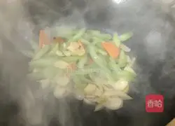 Illustration of how to stir-fry celery and lily 13