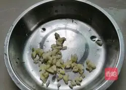 Illustration of how to make minced garlic and red amaranth 1