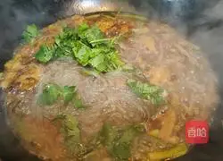 Illustration of how to make fried lotus root balls and braised vermicelli 5