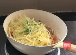 Illustration of how to make fried tomatoes and shredded potatoes 17