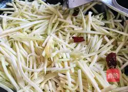 Illustration of how to stir-fry pumpkin shreds with dry pepper 6