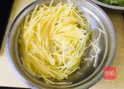 Illustration of how to make green pepper and potato shreds 3
