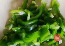 Illustration of how to stir-fry shredded potatoes with green peppers and carrots 3