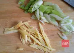 Illustration of how to make stir-fried shredded lotus root 2