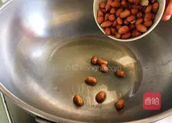 Illustration of how to make healthy peanuts mixed with purslane 4