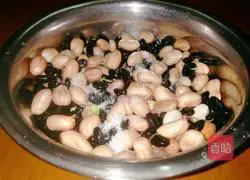 Illustration of how to make salted peanuts and black beans 4
