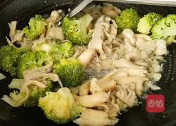 Illustration of how to stir-fry broccoli with oyster mushrooms 10
